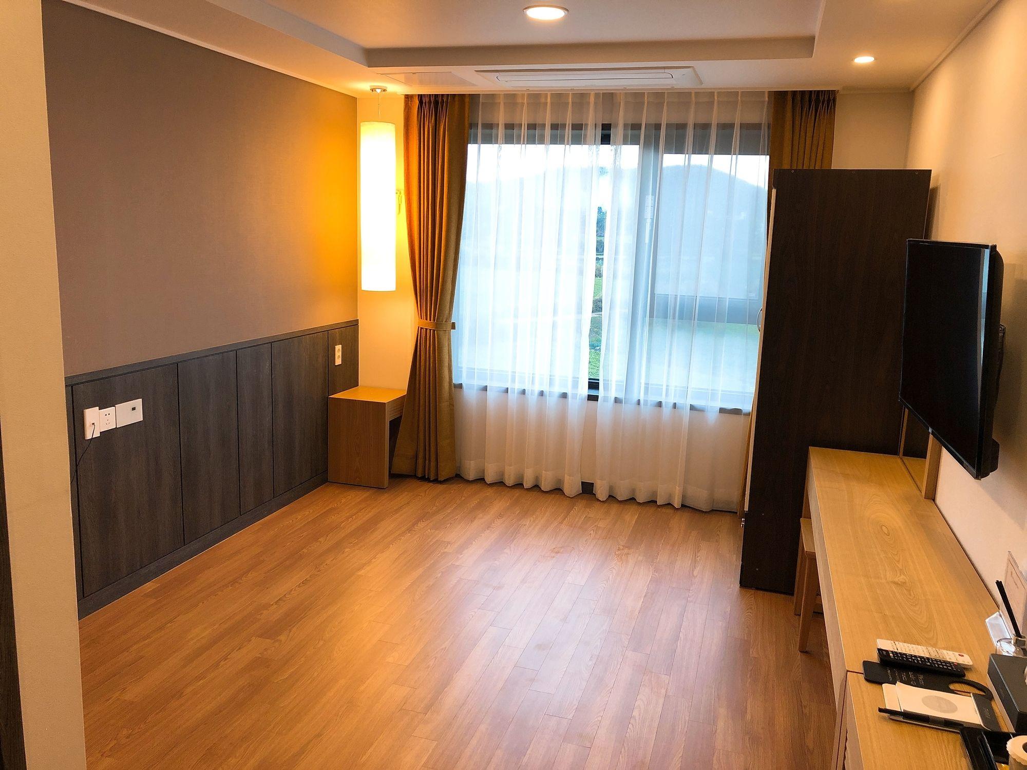 Thira Hotel Seogwipo Eksteriør billede